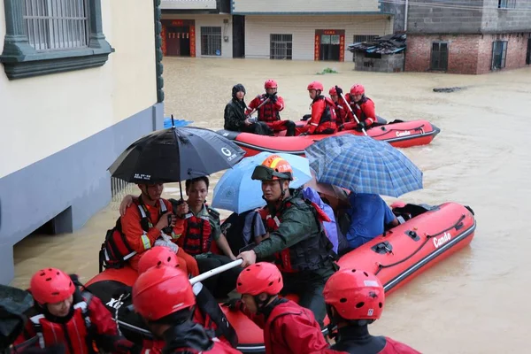 Китайские Спасатели Эвакуируют Местных Жителей Наводнение После Сильного Ливня Вызванного — стоковое фото