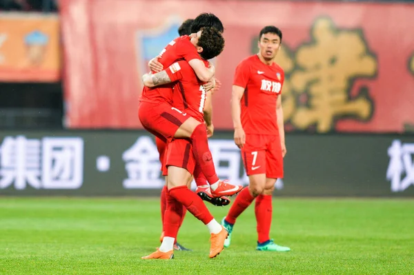 Spieler Von Tianjin Quanjian Feiern Nach Ihrem Tor Gegen Shanghai — Stockfoto