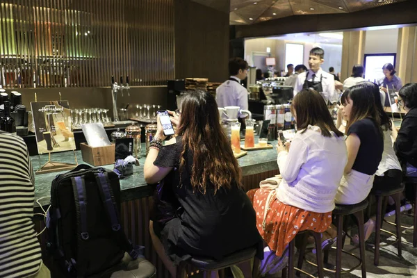 Kunden Kaufen Hongkongs Größtem Starbucks Flagship Store Der Causeway Bay — Stockfoto