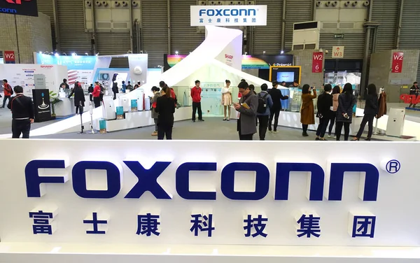 Nsanlar Şangay Bir Sergi Sırasında Foxconn Standını Ziyaret Çin Mart — Stok fotoğraf