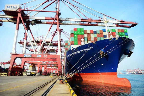 Een Vrachtschip Geladen Met Containers Verschepen Het Buitenland Ligplaatsen Aan — Stockfoto