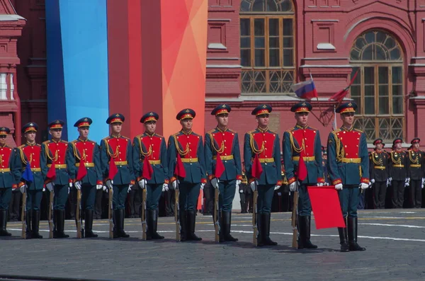 ロシアの兵士は 1941 1945年の大祖国戦争 第二次世界大戦の東部戦線 モスクワ ロシア 2018年5月9日にナチスドイツに対する第73回勝利の日の記念日を記念する勝利の日の軍事パレードの間 赤の広場に警備を立てます — ストック写真