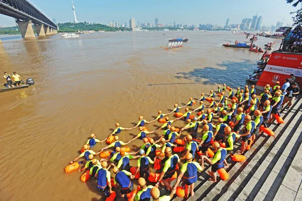 Nuotatori Partecipano Alla Corsa Nuoto Del Fiume Yangtze 2018 Celebrare — Foto Stock