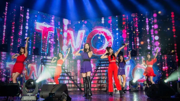 Apink の韓国の女の子のグループのメンバーは ツアー中に 2018 Apink アジア 中国で 2018 日コンサートで行う — ストック写真
