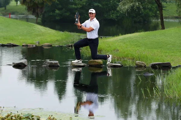 Amerikansk Golfare Charlie Saxon Poserar Med Sin Trofé Efter Att — Stockfoto