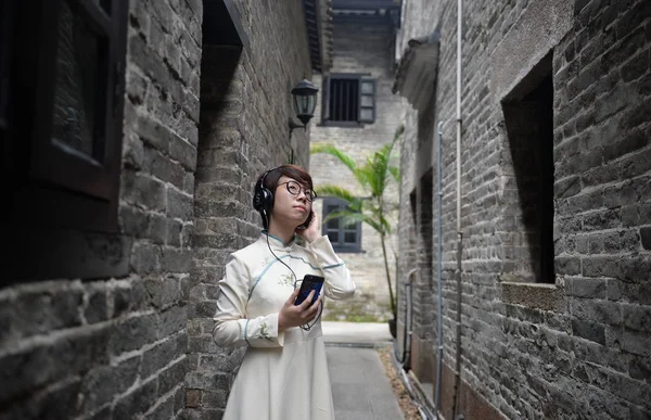 Посетитель Посетит Аудиовизуальную Выставку Первом Китае Музее Звука Ваньму Цаотане — стоковое фото