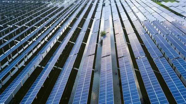 Vista Aérea Una Granja Energía Solar Flotante Transformada Una Presa — Foto de Stock