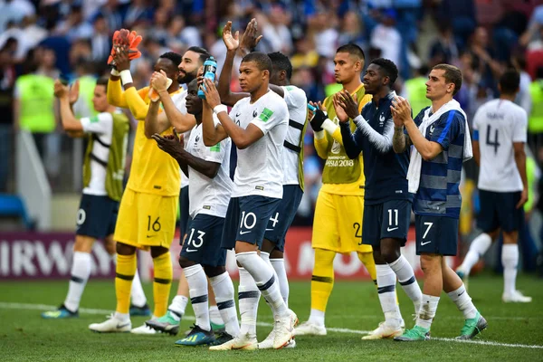 Kylian Mbappe Vorne Und Andere Französische Spieler Applaudieren Nach Dem — Stockfoto