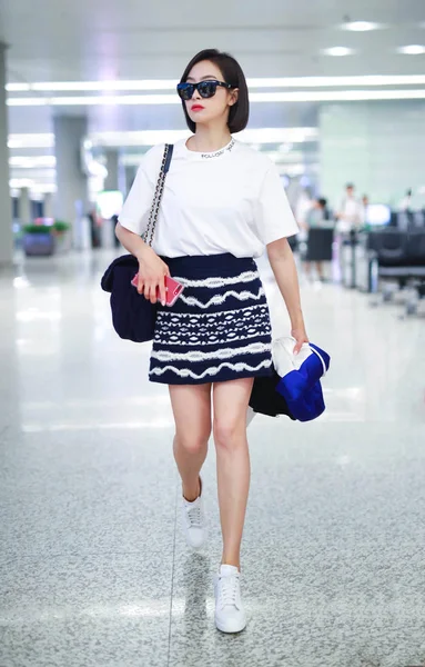 Kínai Énekes Színésznő Victoria Dal Vagy Dal Qian Megérkezik Shanghai — Stock Fotó