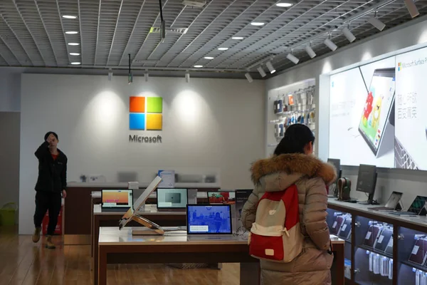 Clientes Fazem Compras Uma Loja Microsoft Xangai China Março 2018 — Fotografia de Stock