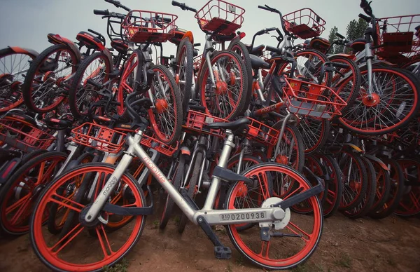 Ποδήλατα Της Κινεζικής Υπηρεσίας Διαμοιρασμού Ποδηλάτων Mobike Στοιβάζονται Ένα Εγκαταλελειμμένο — Φωτογραφία Αρχείου
