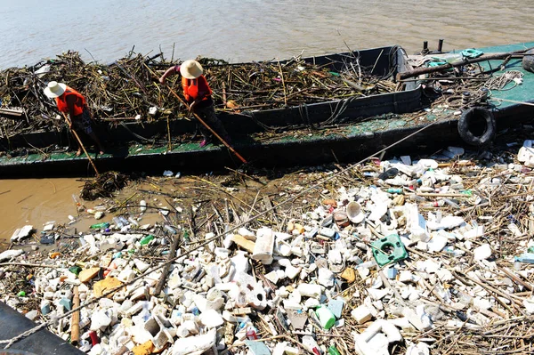 中国工人在重庆市云阳县收集漂浮在长江上的垃圾 — 图库照片
