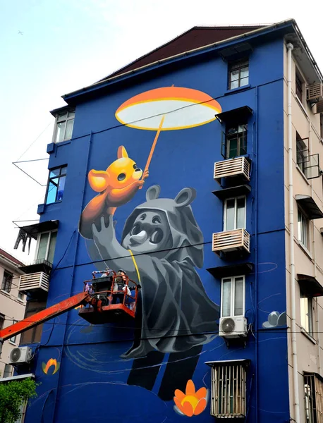 Une Artiste Argentine Crée Une Peinture Murale Sur Thème Garde — Photo