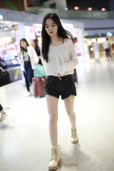 Cantora Atriz Chinesa Jingyi Chega Aeroporto Internacional Hongqiao Xangai Antes — Fotografia de Stock