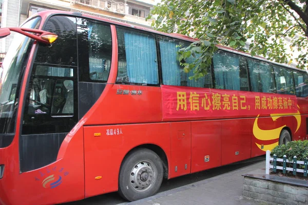 2018年6月7日 中国重庆街头 一辆由火锅店老板租用的客车 为参加一年一度的全国高考 又称高考 的学生提供免费驾驶服务 — 图库照片