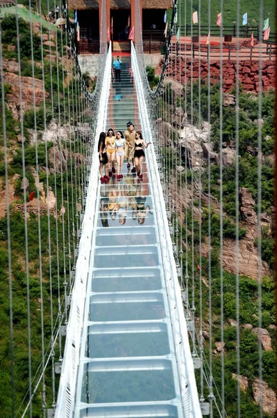 Čínské Krásky Bikinách Pózovat Mostě Sklo Wan Shan Grand Canyon — Stock fotografie
