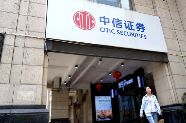 Peatón Pasa Por Una Sucursal Citic Securities Shanghai China Junio — Foto de Stock