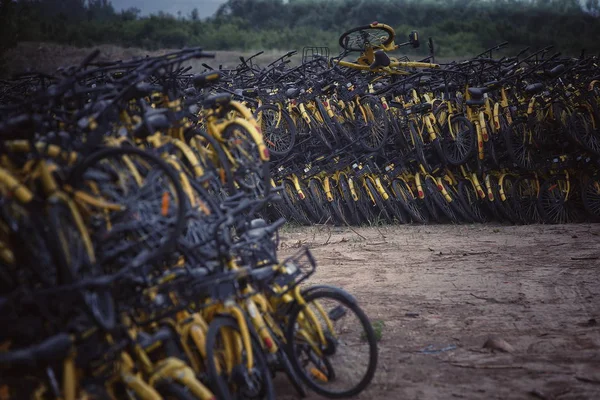 Rowery Chińskiego Serwisu Rowerowego Mobike Ułożone Opuszczonej Fabryce Cegły Wangzuo — Zdjęcie stockowe