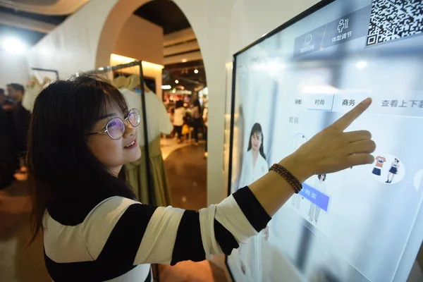 Customer Tries Out Virtual Dressing Mirror Developed Tmall Subsidiary China — Stock Photo, Image