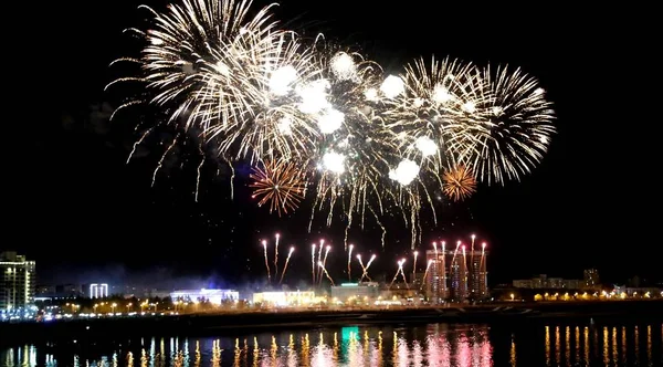 Los Fuegos Artificiales Iluminan Cielo Nocturno Sobre Blagoveshchensk Rusia Para — Foto de Stock