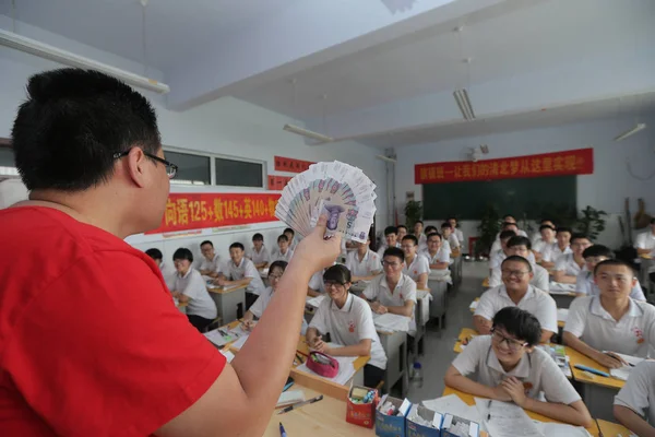 Chiński Nauczyciel Przemawia Swoich Studentów Którzy Będą Siedzieć Rocznego Egzaminu — Zdjęcie stockowe