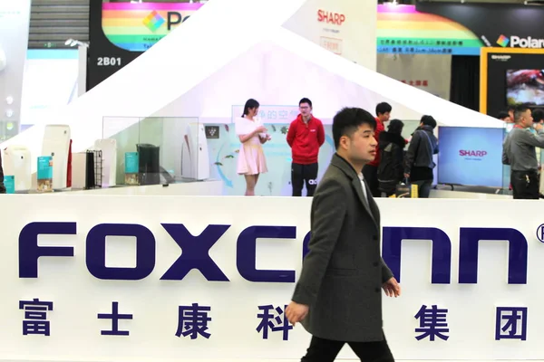 Visitatore Passa Davanti Allo Stand Foxconn Durante Una Mostra Shanghai — Foto Stock