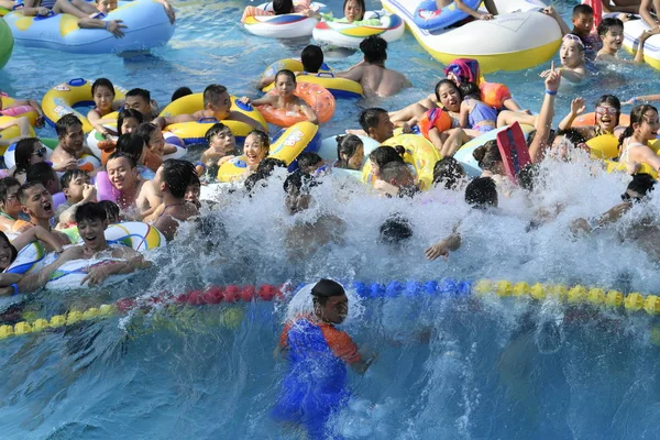 Китайские Отдыхающие Толпятся Аквапарке Остыть Жаркий День Чунцине Китай Июля — стоковое фото