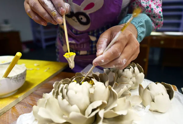 Una Artesana China Fabrica Porcelana Peonía Una Variedad Única Porcelana —  Fotos de Stock
