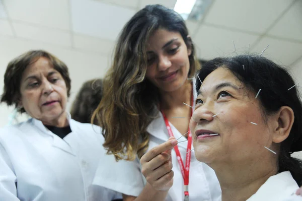 File Foreign Doctor Brazil Tries Out Acupuncture Technique Traditional Chinese — стоковое фото