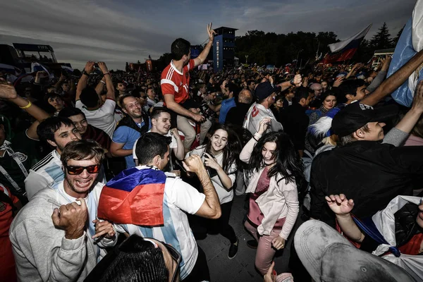 Fãs Gritam Acenam Bandeiras Para Comemorar Depois Que Rússia Derrotou — Fotografia de Stock