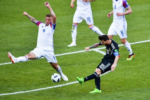 Ragnar Sigurdsson Islande Gauche Tente Bloquer Tir Lionel Messi Argentine — Photo