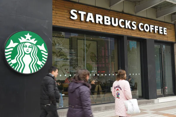 Pedestres Passam Por Café Starbucks Coffee Xangai China Janeiro 2018 — Fotografia de Stock