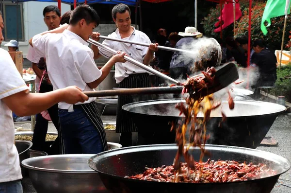 Chefs Cook Crayfish Crayfish Banquet Laojun Mountain Scenic Spot Luoyang — Stock Photo, Image