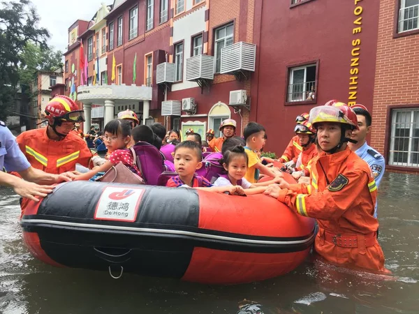 中国の Ewiniar 広東省によって浸水した地域から地元の住民を避難させる中国の大中華人民共和国の広州市において 6月8日2018 — ストック写真