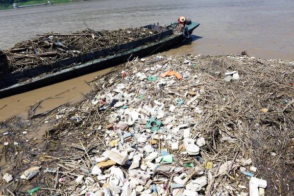 Operaio Cinese Raccoglie Spazzatura Galleggiante Sul Fiume Yangtze Nella Contea — Foto Stock