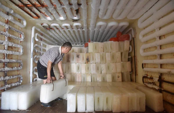 Китайский Рабочий Обрабатывает Ледяные Блоки Ледовом Заводе Городе Чаоху Провинция — стоковое фото