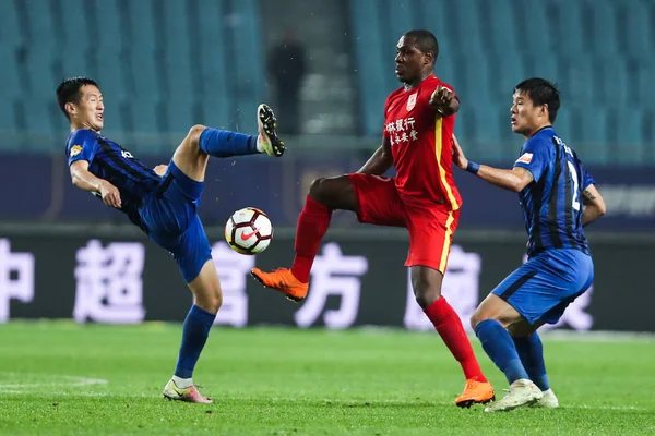 Jogador Futebol Nigeriano Odion Ighalo Centro Changchun Yatai Chuta Bola — Fotografia de Stock