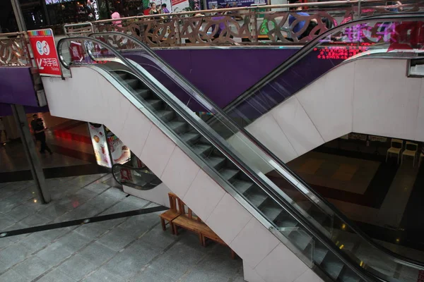 2018年5月15日 中国重庆的一家购物中心 可以看到一个太小 不能让人并排站立的小型自动扶梯 — 图库照片