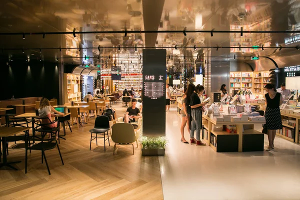 2018년 광동성 광저우 K11에서 디자이너 디자인한 얀지유 서점에서 고객들이 즐거운 — 스톡 사진