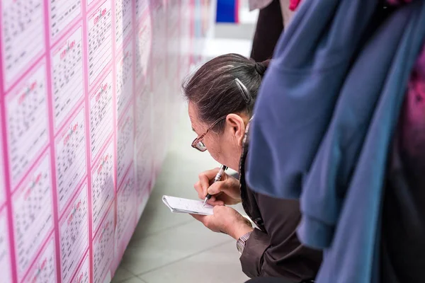 File Chinese Mother Takes Notes She Watch Posters Showing Personal — стоковое фото