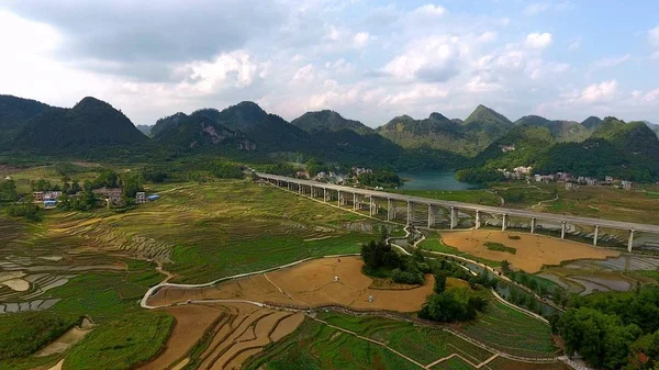 兰州茶口高速公路南丹段在中国南方广西壮族自治区河池市南丹县迷人的梯田中穿行 — 图库照片