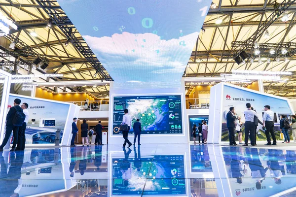 Pessoas Visitam Estande Huawei Durante Exposição Energia Snec 2018 Xangai — Fotografia de Stock