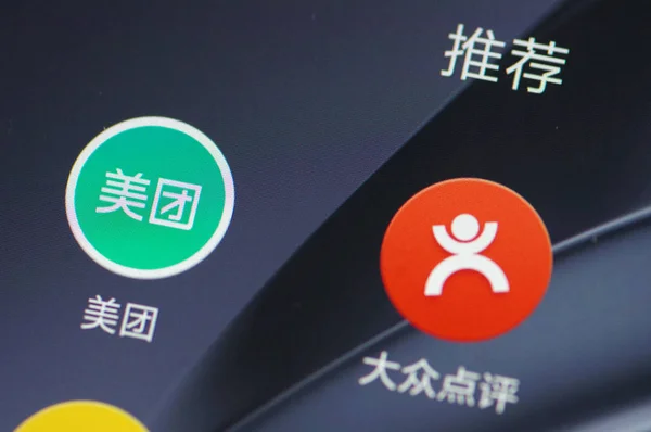 Usuário Celular Chinês Olha Ícones Aplicativo Móvel Site Compra Grupo — Fotografia de Stock