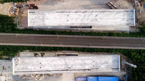 400 トンの重量を量る つの桁橋は Yutian 玉田県 唐山市 中国北部の河北省 Provinc 北京秦皇島高速道路部の高架橋を形成する北京 ハルビン市鉄道上 — ストック写真