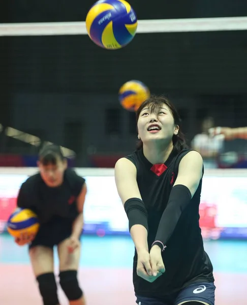 Игрок Женской Сборной Южной Кореи Волейболу Принимает Участие Тренировочной Сессии — стоковое фото