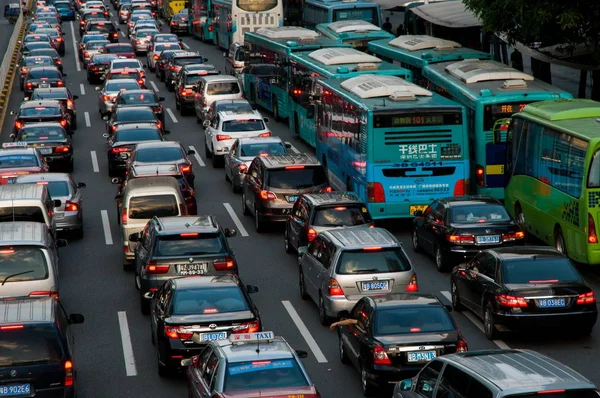 Des Masses Véhicules Déplacent Lentement Dans Embouteillage Pendant Les Heures — Photo