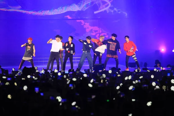 Membri Del Gruppo Ragazzi Sudcoreano Exo Esibiscono Durante Concerto Elyxion — Foto Stock