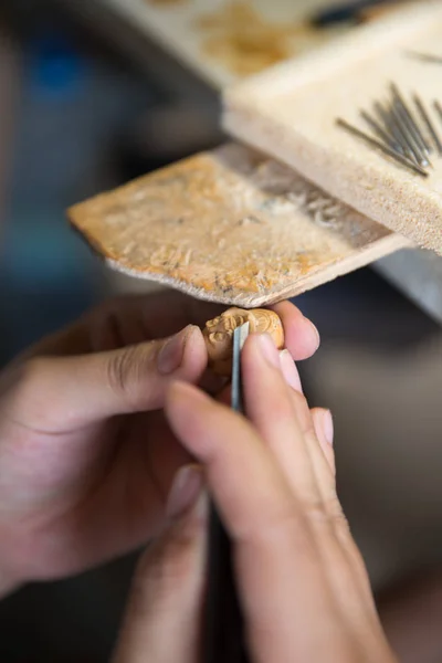 Apprentice Creates Fruit Pit Carving Studio Zhoushan Village Suzhou City — Stock Photo, Image