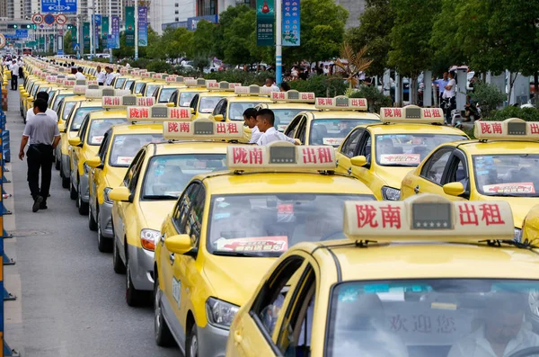 Taksi Yang Berjajar Jalan Luar Lokasi Ujian Sebagai Sopir Mempersiapkan — Stok Foto
