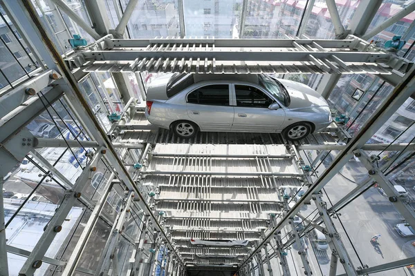 Carros Estão Estacionados Uma Garagem Andares Com Sistema Estacionamento Automatizado — Fotografia de Stock
